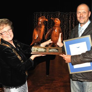 Michael Rutzen ontvang sy Omgewingsbewarings Trofee van Raadsdame Nicolette Botha-Guthrie